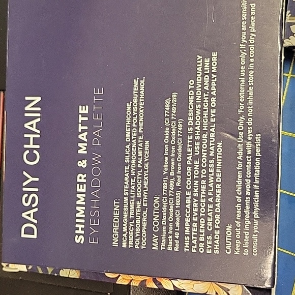 Beyond Eyeshadow Palette - Vibrant 18 Color Collection New In Box - Picture 2 of 7